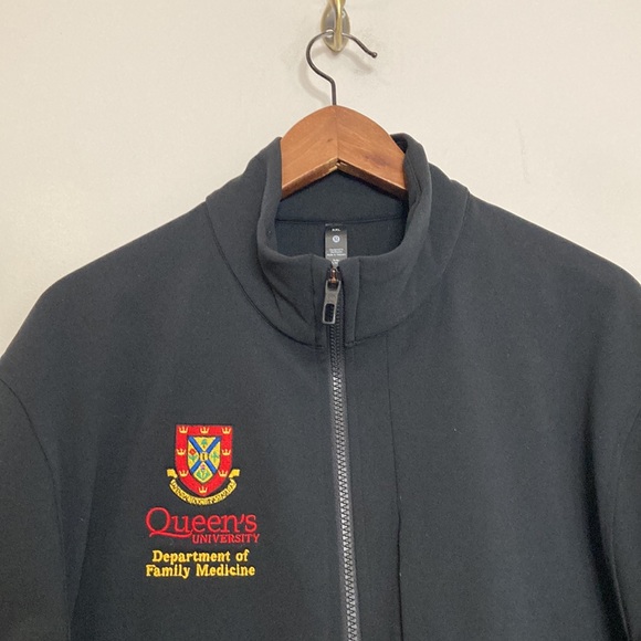 New Lululemon Sojourn Jacket Mens XXL Black Warpstreme Classic Fit Queens Logo - Picture 3 of 16